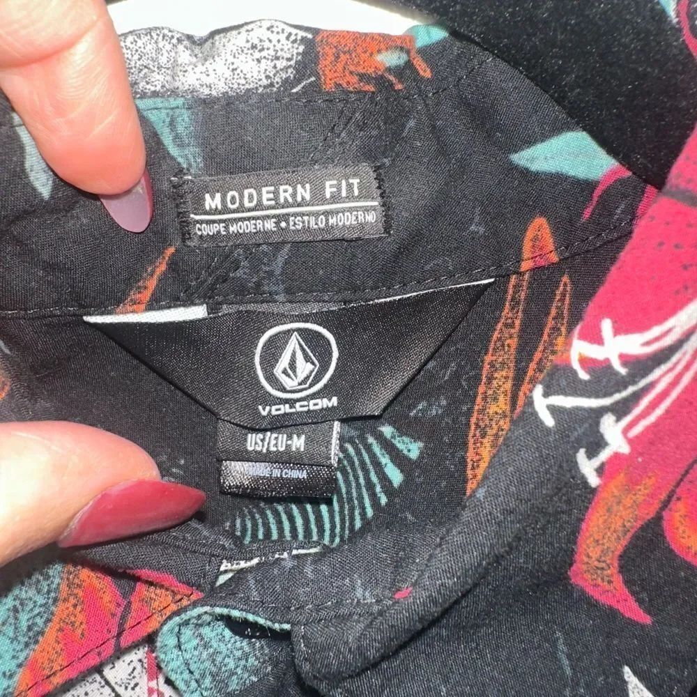 Volcom Men’s Tropical Button Down Tee - Picture 3 of 9